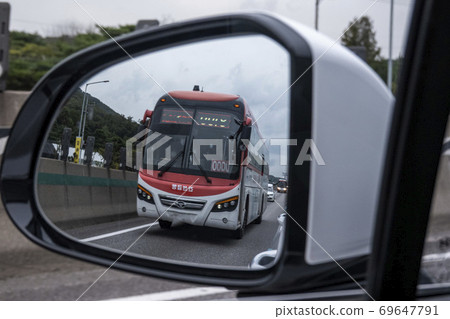 通過後視鏡可以看到在專用車道上行駛的公交車 69647791