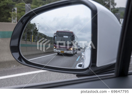 通過後視鏡可以看到在專用車道上行駛的公交車 通過後視鏡可以看到在專用車道上行駛的公交車 69647795