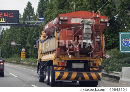 特殊汽車在路上行駛 特殊汽車在路上行駛 69648304