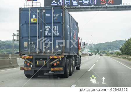集裝箱卡車在道路上運行 集裝箱卡車在道路上運行 69648322