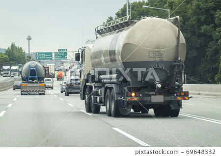 特殊汽車在路上行駛 特殊汽車在路上行駛 69648332