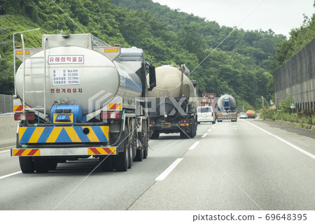 特殊汽車在路上行駛 69648395