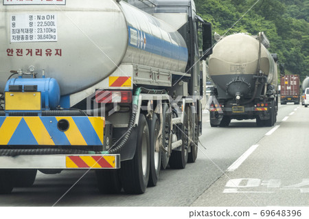 特殊汽車在路上行駛 69648396