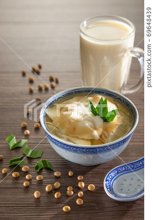 Tofu pudding dessert of soybean pudding in ginger and palm sugar syrup. Malaysian Food 69648439