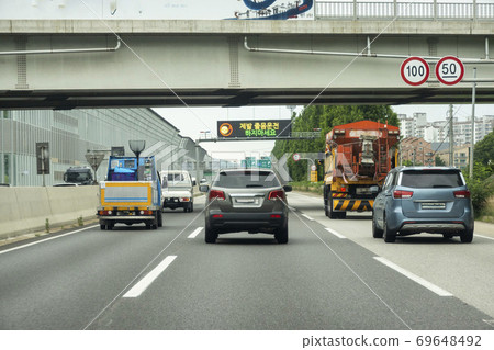各種類型的汽車在路上行駛 69648492