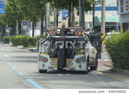 Tow vehicle stopped on the side of the road 69648660