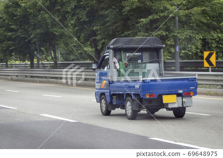 小卡車在路上跑 小卡車在路上跑 69648975