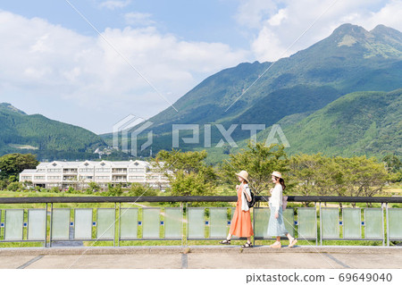 Young women and friends walking around Yufuin on a girls' trip [September] 69649040