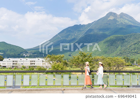Young women and friends walking around Yufuin on a girls' trip [September] 69649041