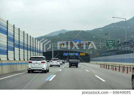 進入隧道的車輛 進入隧道的車輛 69649095