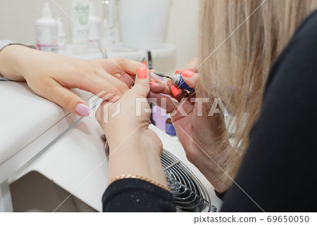 The process of cleaning the nail from the coating, alignment and giving it the desired shape. 69650050