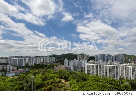 在天空中美好的一天附近的風景 在天空中美好的一天附近的風景 69650078