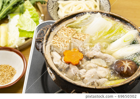 Classic popular hot pot dish_Mizutaki of simmering chicken Classic popular hot pot dish_Mizutaki of simmering chicken 69650302
