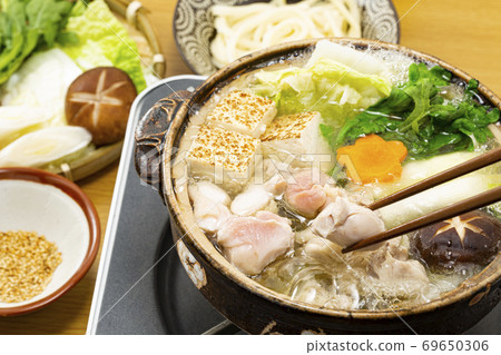 Classic popular hot pot dish_Mizutaki of simmering chicken 69650306