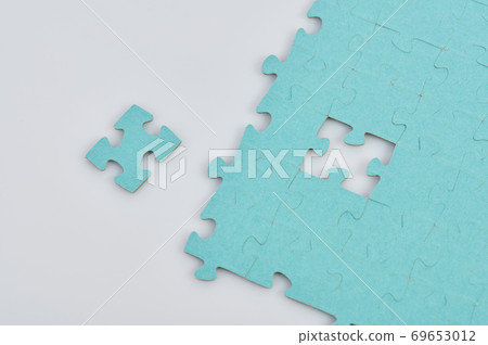 Assembling puzzle theme Assembling puzzle theme 69653012