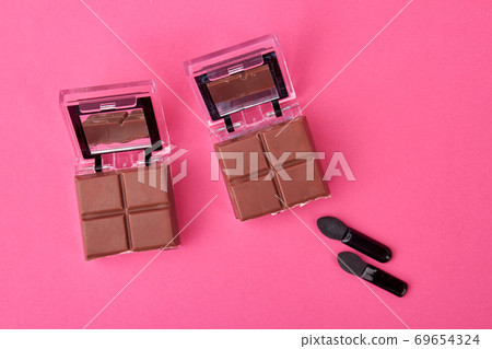 Cosmetic powder caces with chocolate. 69654324