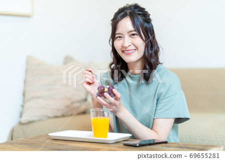 一個女人吃水果和放鬆 69655281