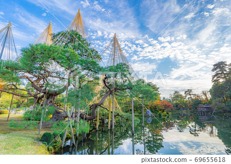 Autumn Kenrokuen Kasumigaike [Ishikawa Prefecture] 69655618