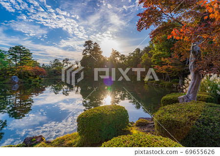 Autumn Kenrokuen Kasumigaike [Ishikawa Prefecture] 69655626
