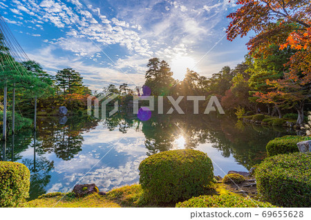 Autumn Kenrokuen Kasumigaike [Ishikawa Prefecture] 69655628