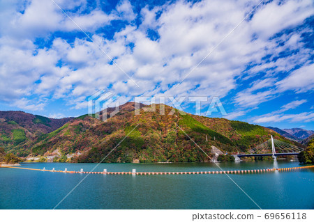 (Kanagawa Prefecture) Lake Tanzawa Lake autumn leaves (Kanagawa Prefecture) Lake Tanzawa Lake autumn leaves 69656118