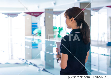 Pool instructor 69656145