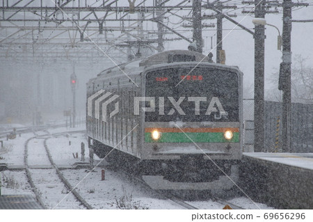 在下雪天的宇都宮線205系列(前的西京線車輛:宇都宮⇔黑磯) 在下雪天的宇都宮線205系列(前的西京線車輛:宇都宮⇔黑磯) 69656296