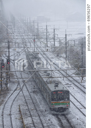 在下雪天的宇都宮線205系列(前的西京線車輛:宇都宮⇔黑磯) 在下雪天的宇都宮線205系列(前的西京線車輛:宇都宮⇔黑磯) 69656297