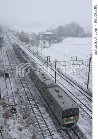 在下雪天的宇都宮線205系列（前的西京線車輛：宇都宮⇔黑磯） 69656299