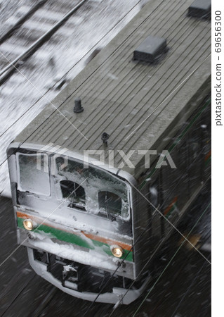 在下雪天的宇都宮線205系列(前的西京線車輛:宇都宮⇔黑磯) 在下雪天的宇都宮線205系列(前的西京線車輛:宇都宮⇔黑磯) 69656300