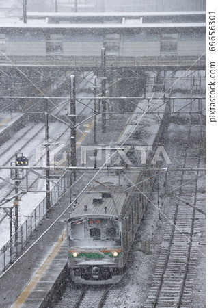 在下雪天的宇都宮線205系列(前的西京線車輛:宇都宮⇔黑磯) 在下雪天的宇都宮線205系列(前的西京線車輛:宇都宮⇔黑磯) 69656301