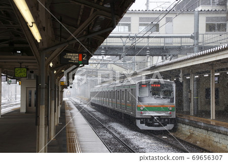 Utsunomiya Line 205 series (former Saikyo Line vehicle: Utsunomiya⇔Kuroiso) stopped at Kuroiso Station in the snow Utsunomiya Line 205 series (former Saikyo Line vehicle: Utsunomiya⇔Kuroiso) stopped at Kuroiso Station in the snow 69656307