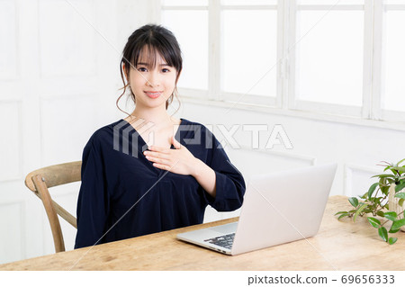 把手放的少婦在胸口上 69656333