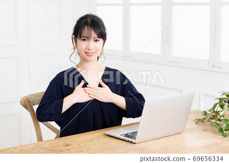 把手放的少婦在胸口上 把手放的少婦在胸口上 69656334