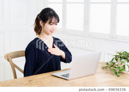 把手放的少婦在胸口上 69656336