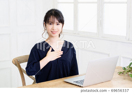 把手放的少婦在胸口上 69656337