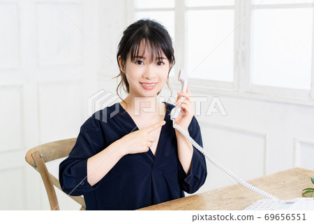 Young woman making a phone call 69656551