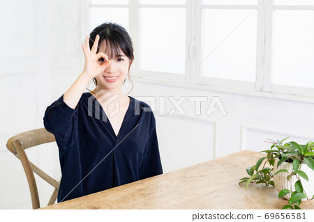 年輕女人做一個好的手勢 年輕女人做一個好的手勢 69656581