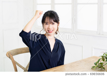 A young woman who plays guts pose 69656606