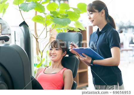 一個女人和一個教練一起訓練 69656953