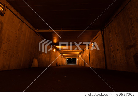 Under a dark guard illuminated by a sodium lamp 69657003