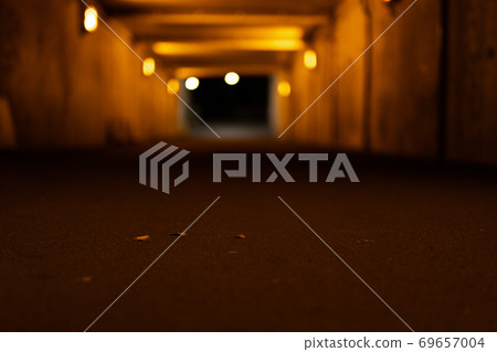 在鈉燈照亮的黑暗防護裝置下/落下的視角 69657004