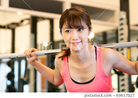 一個女人在體育健身房鍛煉肌肉 69657027