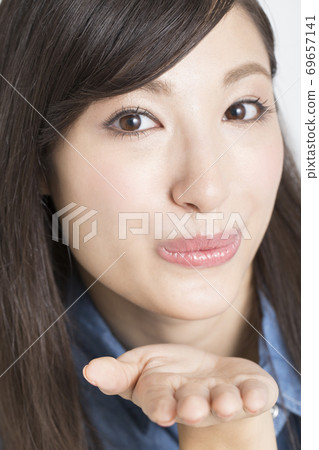 女人給一個投擲的吻 女人給一個投擲的吻 69657141