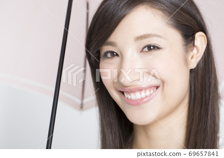 一個女人打著傘 一個女人打著傘 69657841