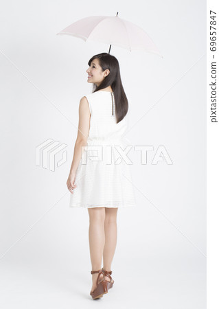 一個女人打著傘 一個女人打著傘 69657847