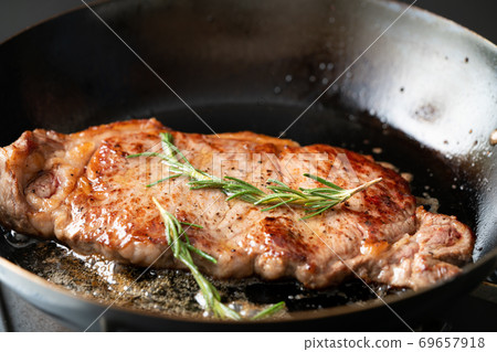 Bake sirloin steak in a frying pan 69657918
