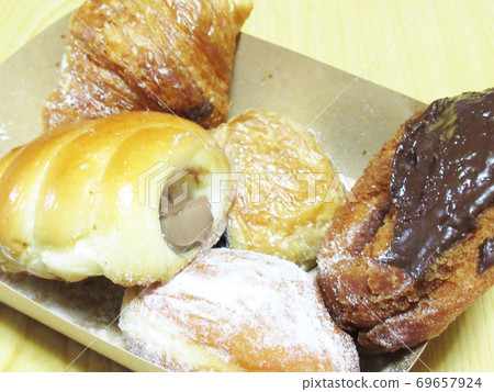 Sweet bread Sweet bread 69657924