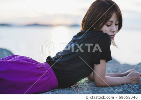 婦女在日落的海 婦女在日落的海 69658340