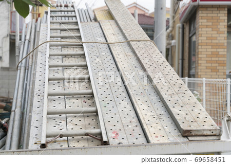 建築公寓施工現場圖片腳手架板 建築公寓施工現場圖片腳手架板 69658451